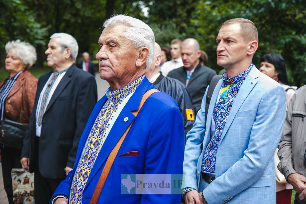 Люди у вишиванках на вулиці