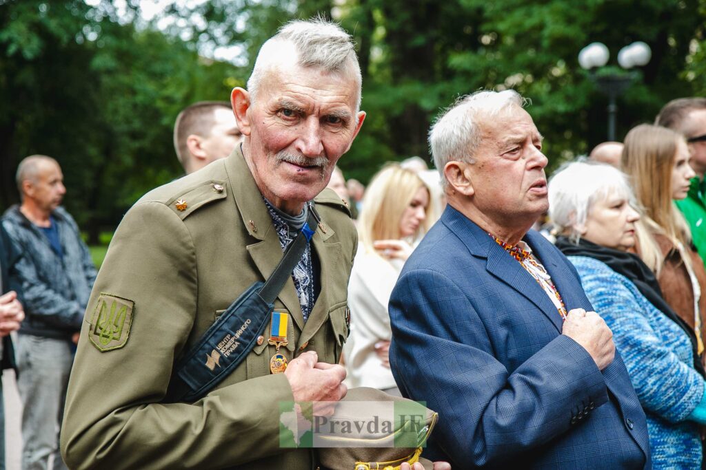 Люди на заході у військовій формі та костюмі.