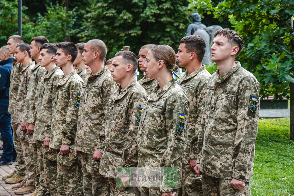 Українські солдати шикуються на вулиці.