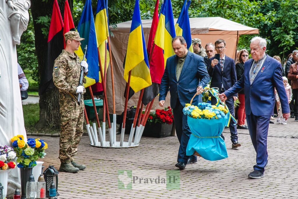 Вшанування пам'яті під час церемонії в Україні.