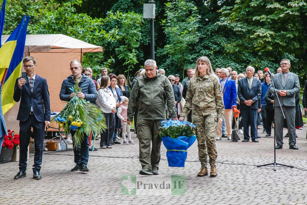 Церемонія покладання квітів до пам'ятника в Україні.
