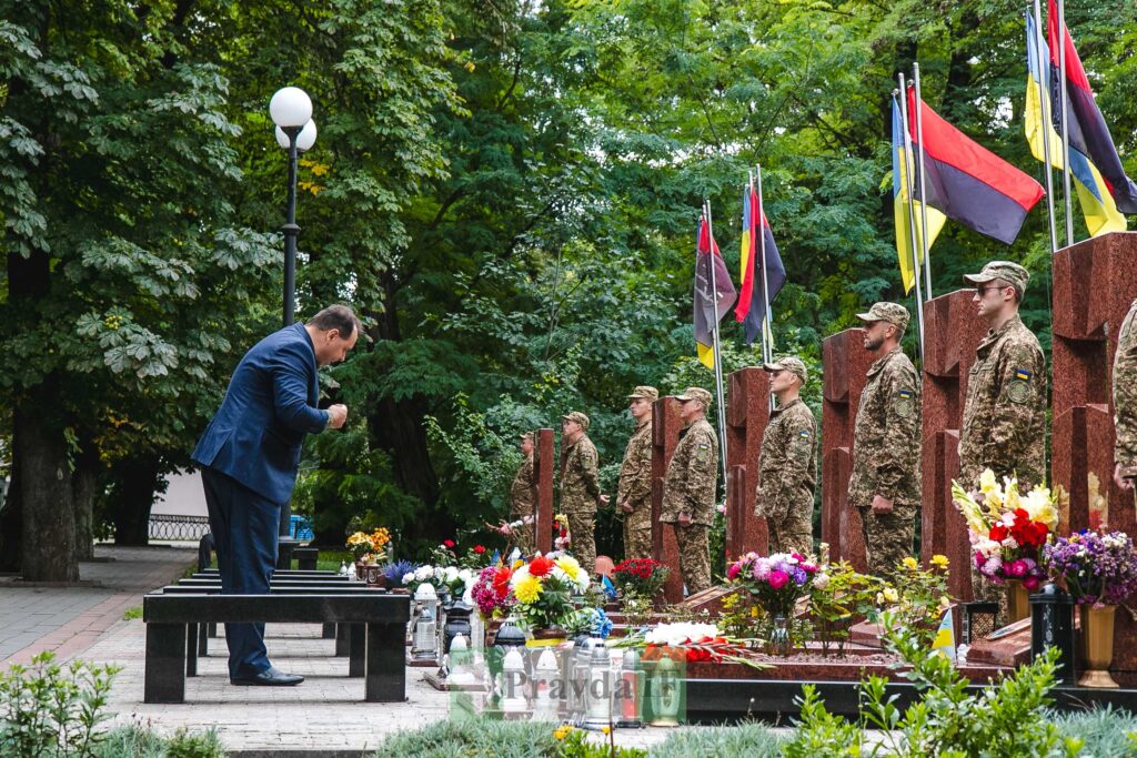 Вшанування пам'яті загиблих військових на цвинтарі.