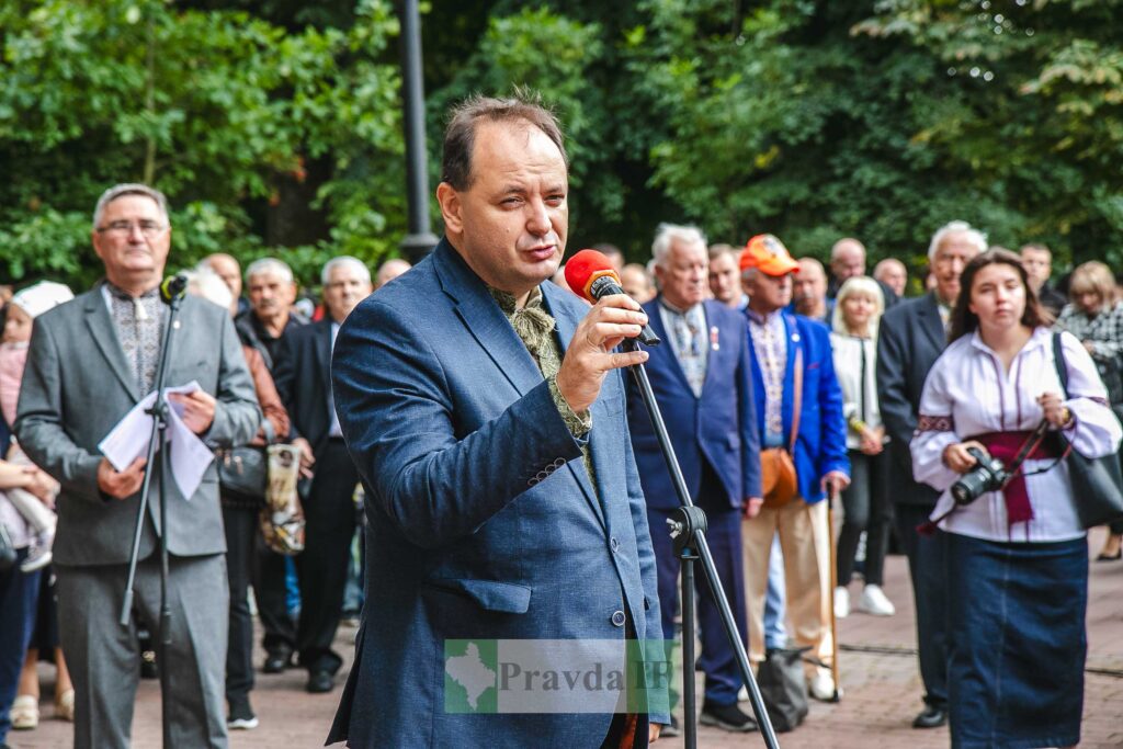 Чоловік виступає з промовою на вулиці.