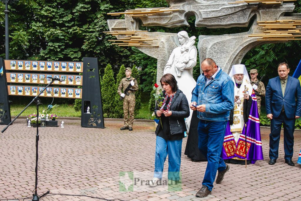 Церемонія вшанування в Україні з меморіалом та людьми.