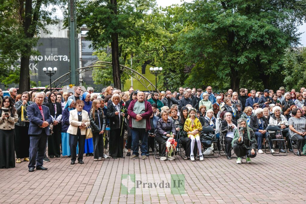 Натовп людей на події в парку.