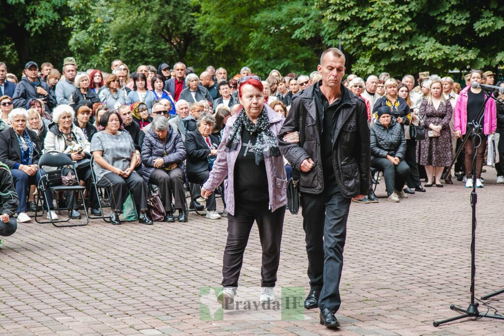 Люди на вуличному заході з промовою