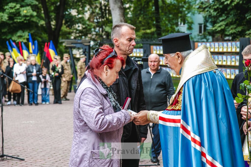 Церемонія нагородження, люди отримують медалі.