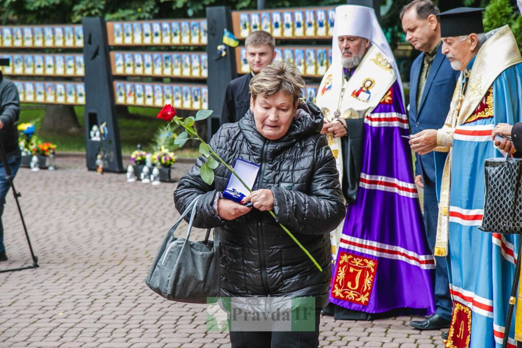 Церемонія вшанування з медаллю і квіткою