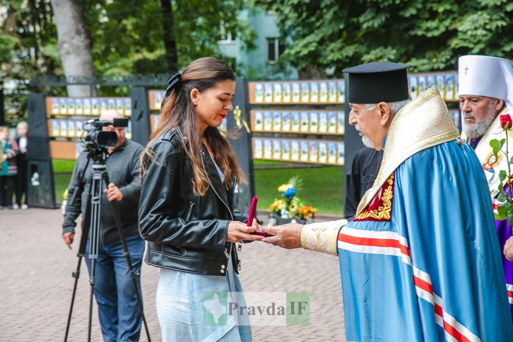 Церемонія нагородження жінки медаллю