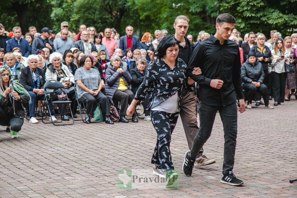 Сцена зять, похоронний похід людей на вулиці.