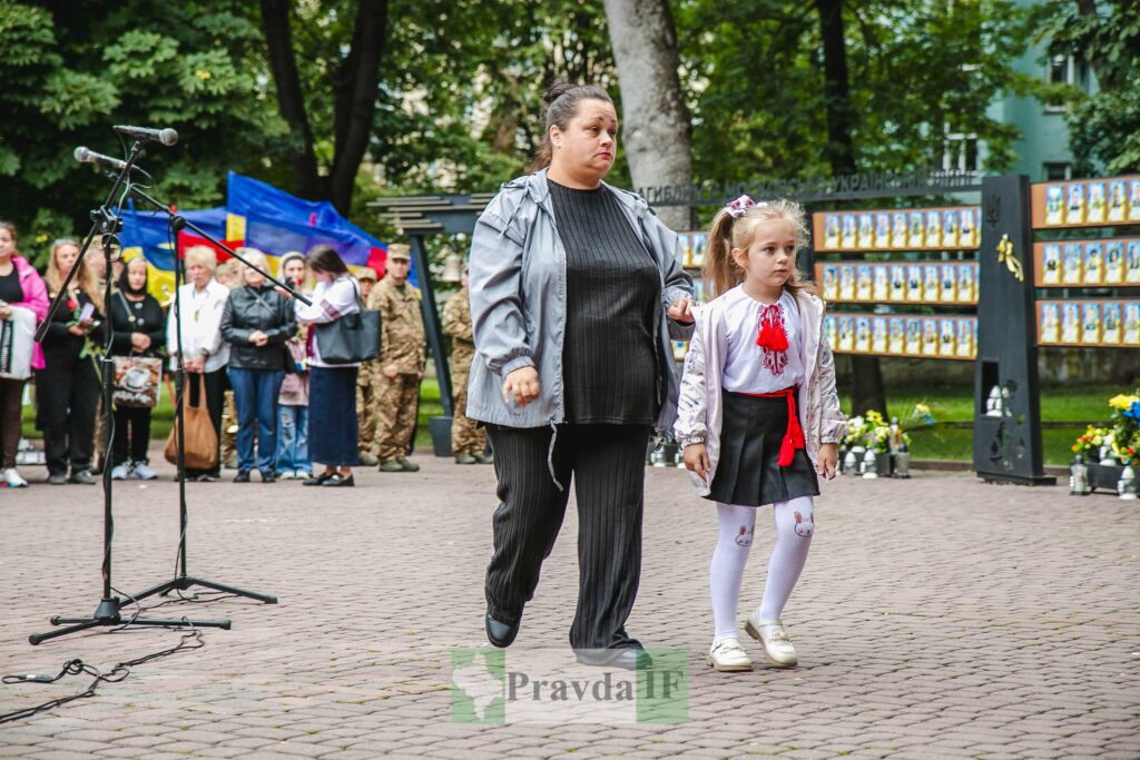 Жінка з дитиною на міському заході