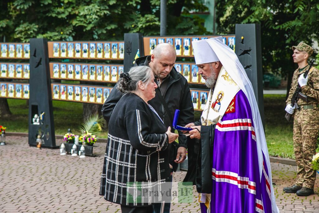 Вручення нагороди на церемонії вшанування пам'яті.