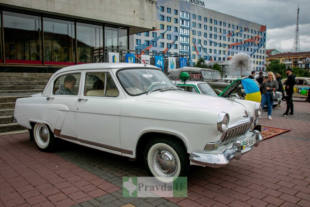 Класичний білий автомобіль на міській площі України.
