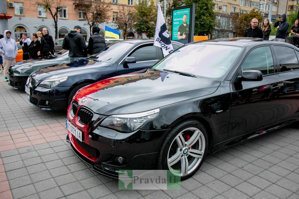 Автомобілі BMW на міській вулиці.