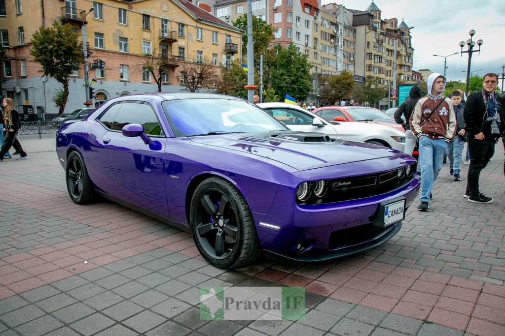 Фіолетовий спортивний автомобіль на вулиці міста