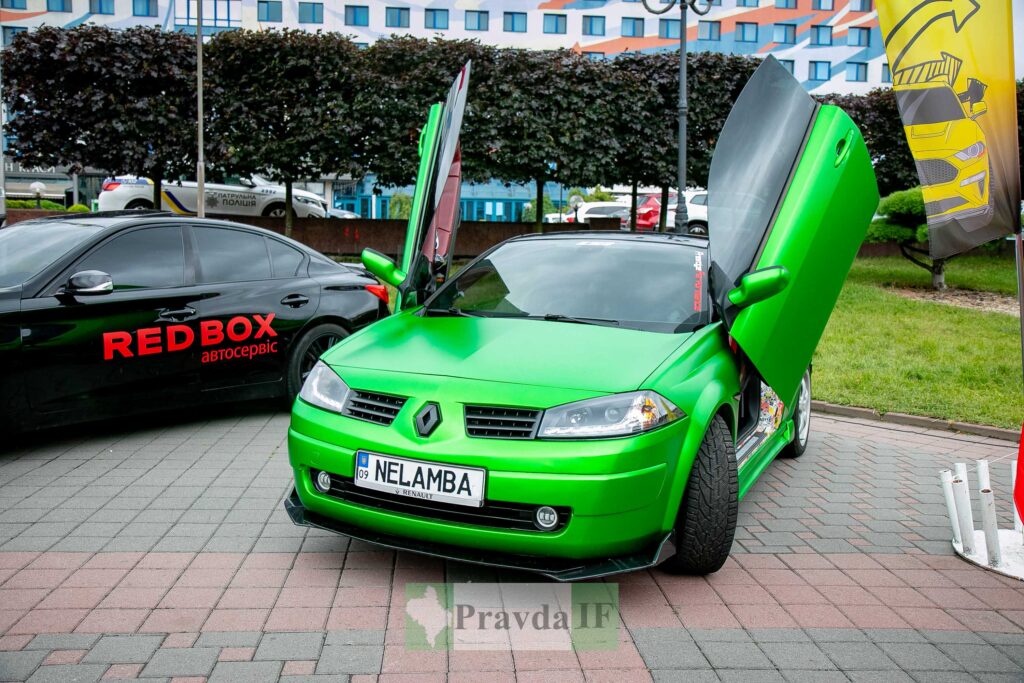 Зелений тюнінгований автомобіль із відчиненими дверима