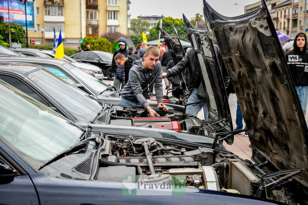 Перевірка автомобільних двигунів на виставці у місті.