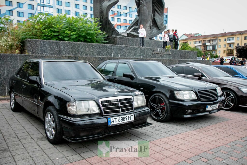 Чорні автомобілі Mercedes на парковці біля пам'ятника.
