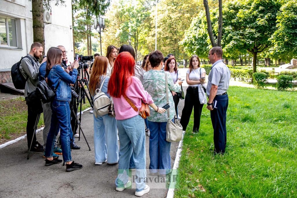 Журналісти спілкуються з чоловіком на вулиці
