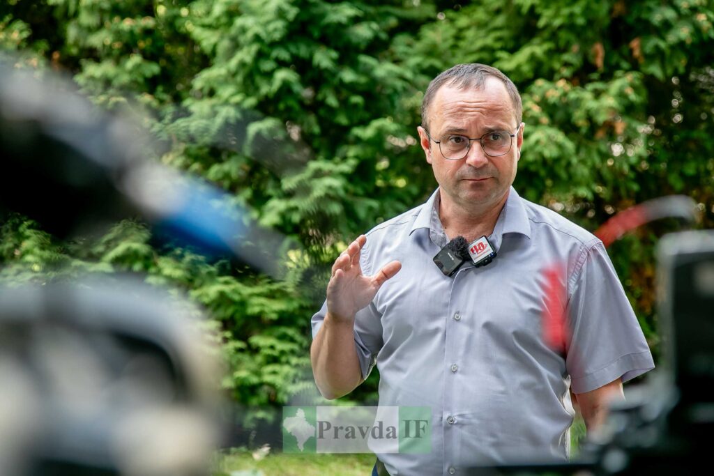 Чоловік під час інтерв'ю на вулиці.