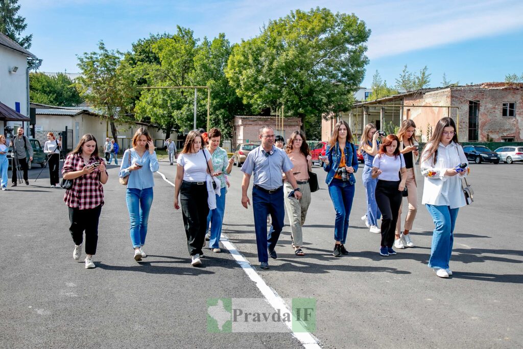 Люди гуляють на вулиці під сонцем