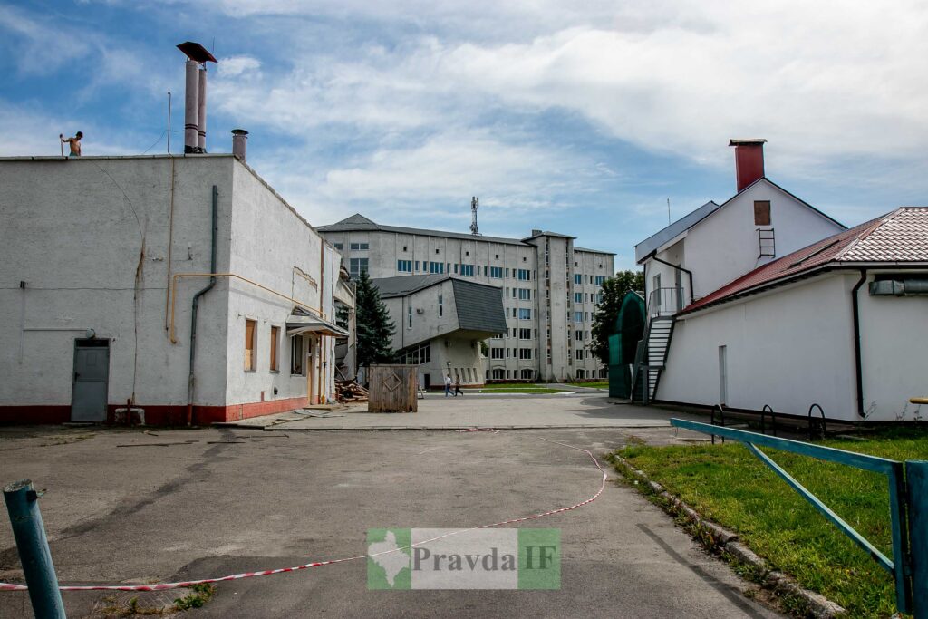 Будівля військкомату на тлі ясного неба.