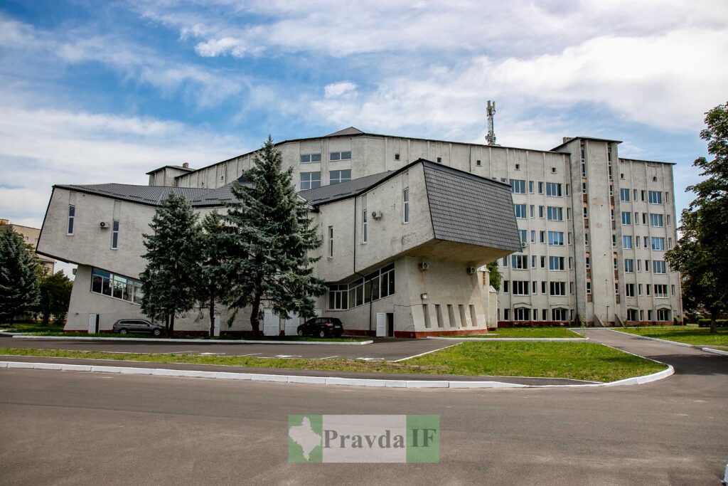 Муніципальна будівля, унікальна архітектура, хмари на небі