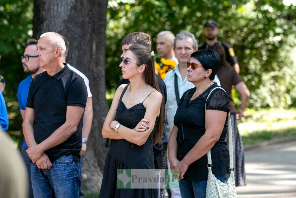 Група людей у парку на заході