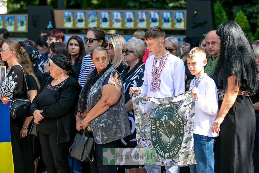 Люди на мітингу з прапором у вишиванках
