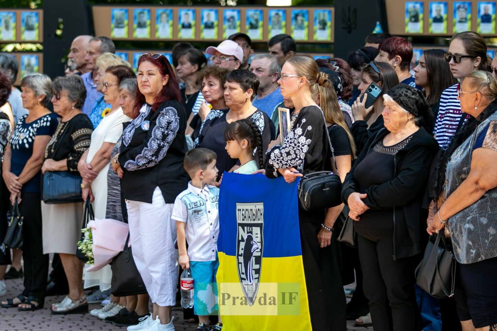 Люди на заході з прапором України.