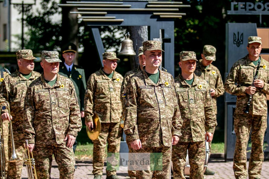 Українські військові на церемонії біля дзвона