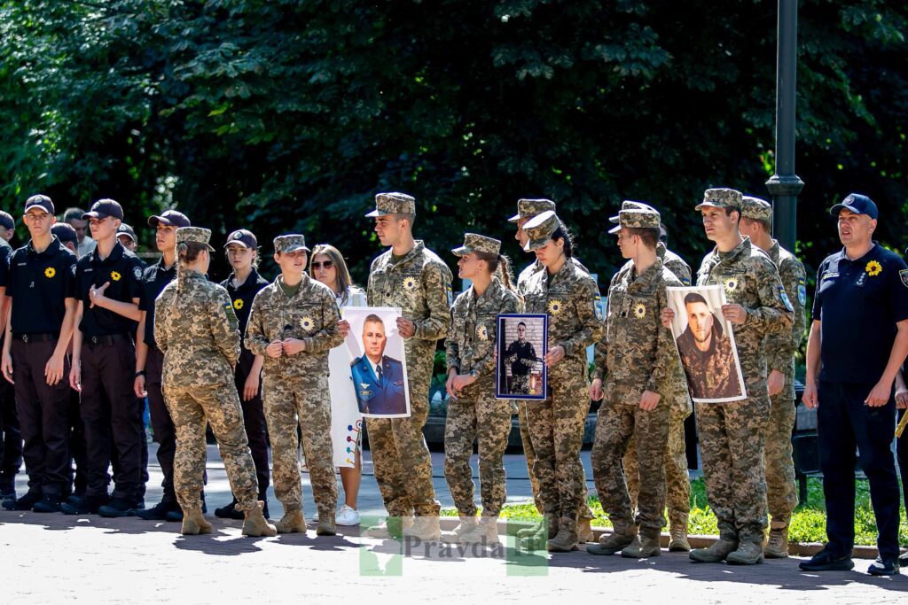 Військові з фотографіями на вулиці