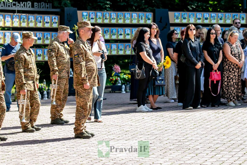 Військові та цивільні на меморіальній церемонії.