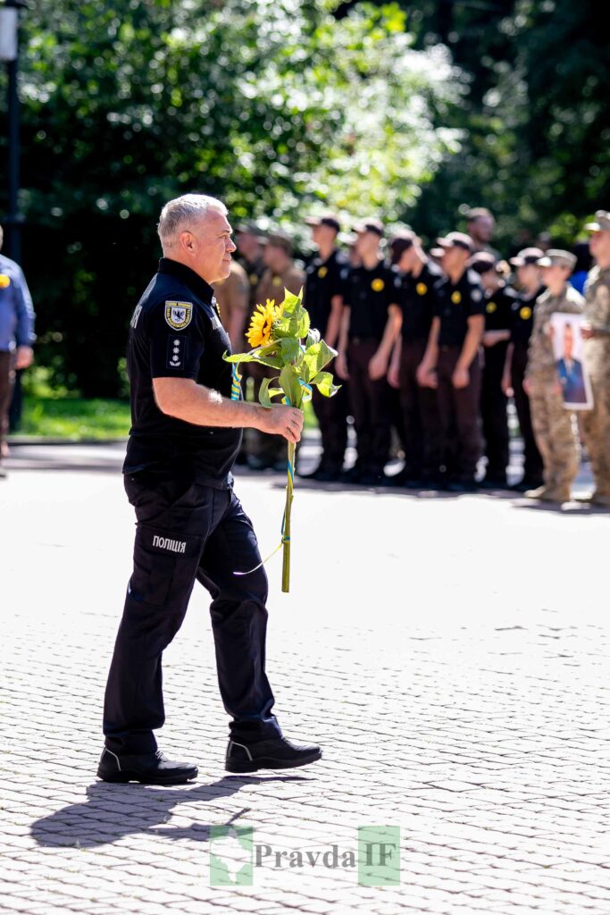 Поліцейський з квітами на церемонії