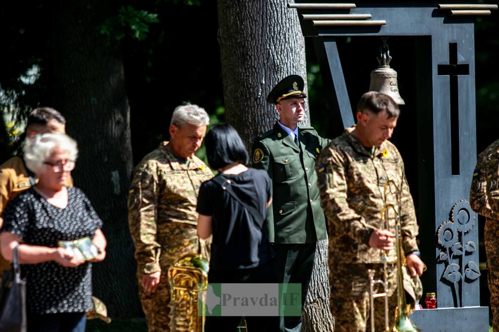 Військова церемонія біля дзвону і меморіалу.