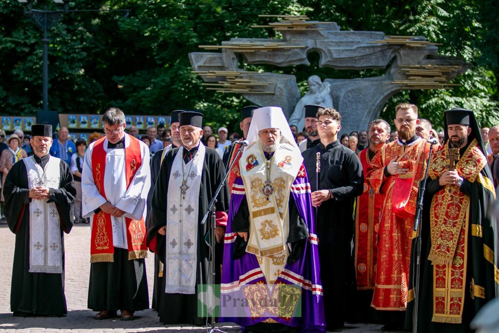 Церковна служба біля пам'ятника на вулиці.