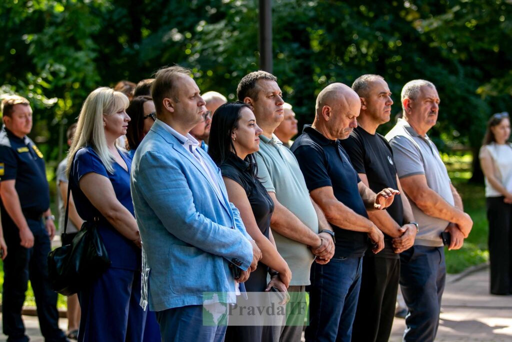 Люди стоять на відкритому повітрі в парку.