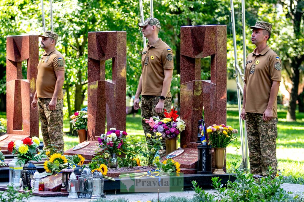 Військові вшанування пам'яті загиблих з квітами