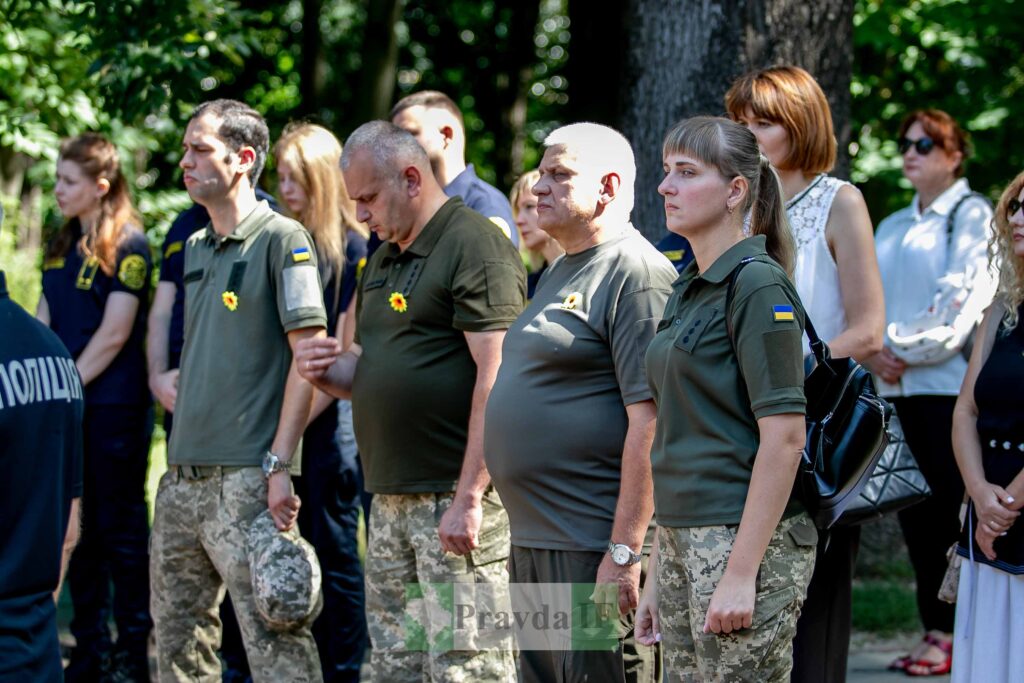 Група людей у військовій формі на вулиці