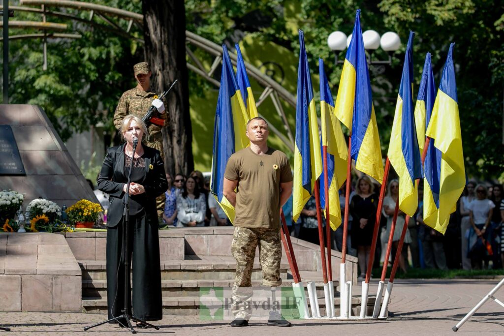 Церемонія з українськими прапорами та військовими