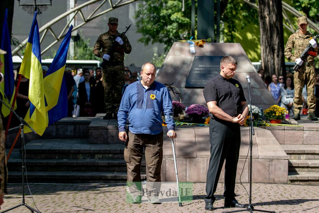 Вшанування пам'яті військових біля пам'ятника.