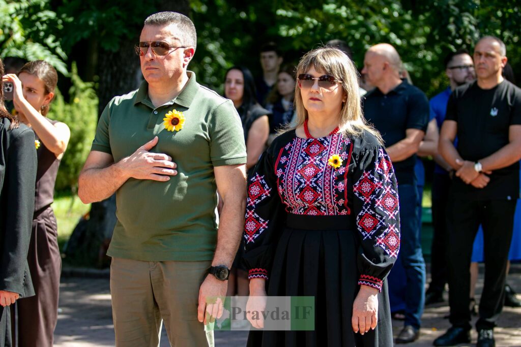 Люди на вулиці вшанування з соняшниками