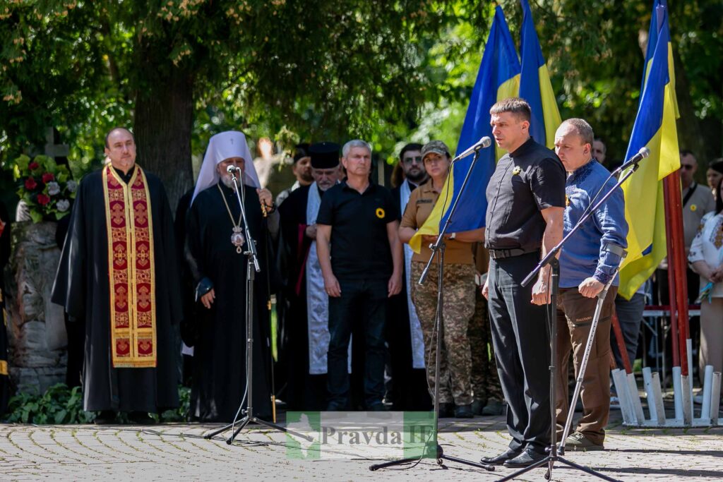 Церемонія з прапорами та промовами на природі.