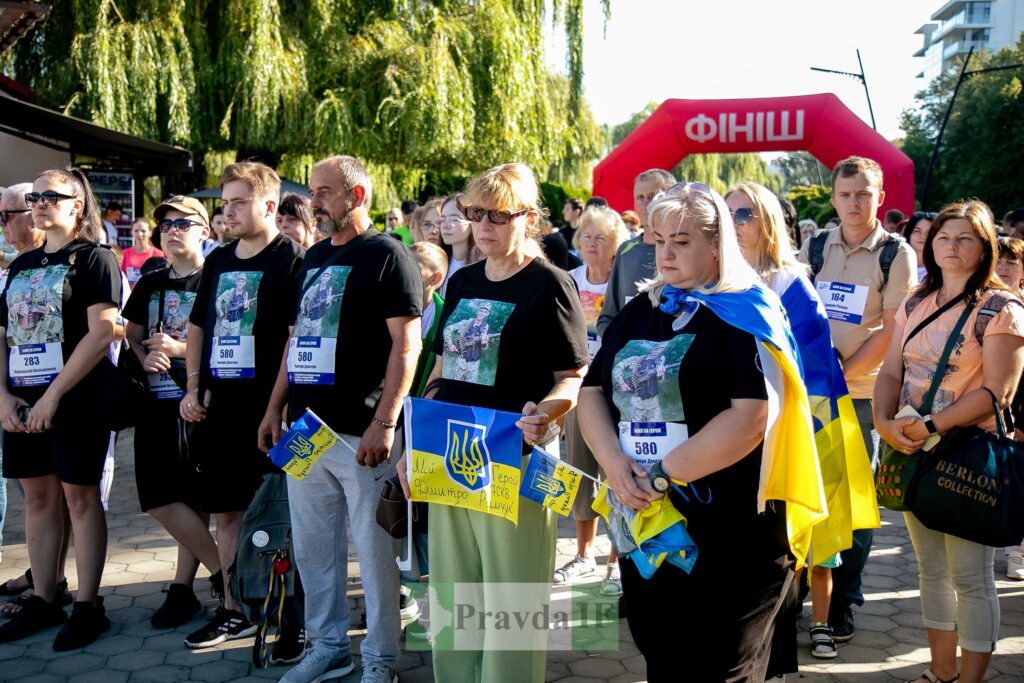 Люди на мітингу біля фінішної арки
