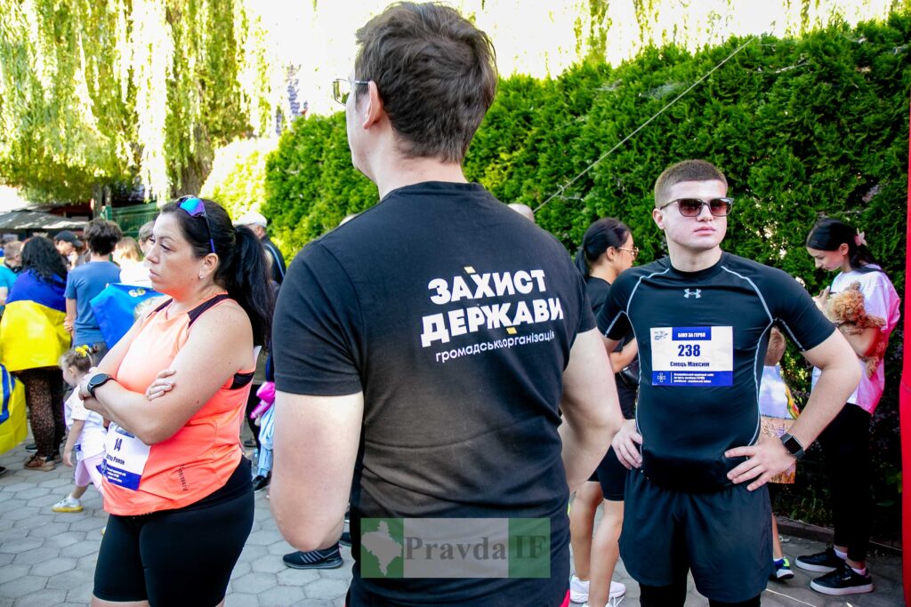 Люди на спортивному заході на вулиці