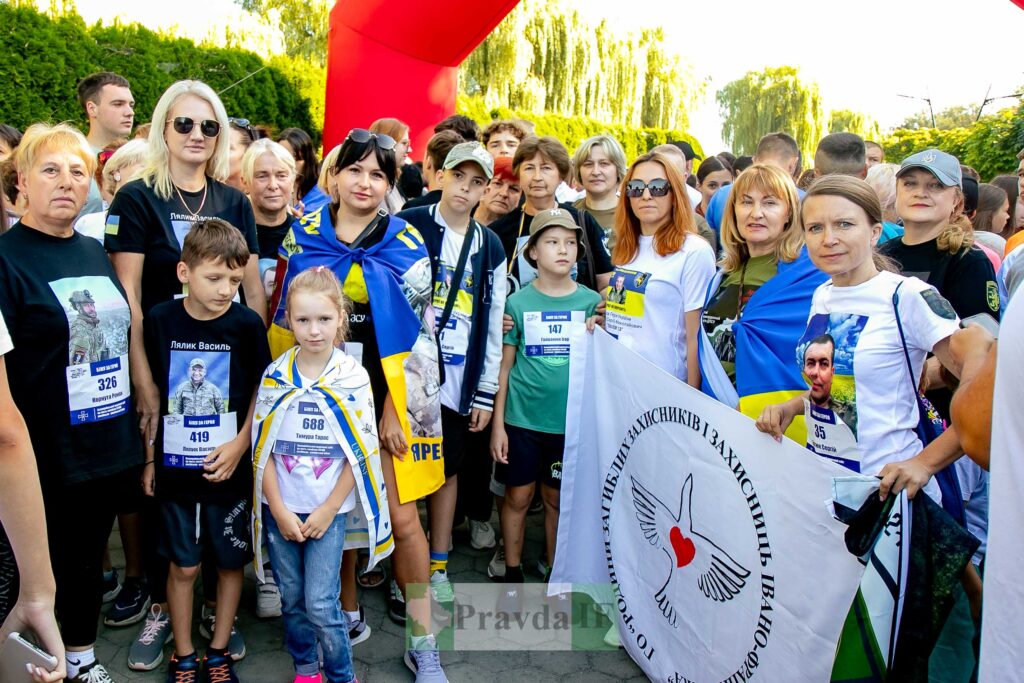 Учасники заходу з прапором України та футболках