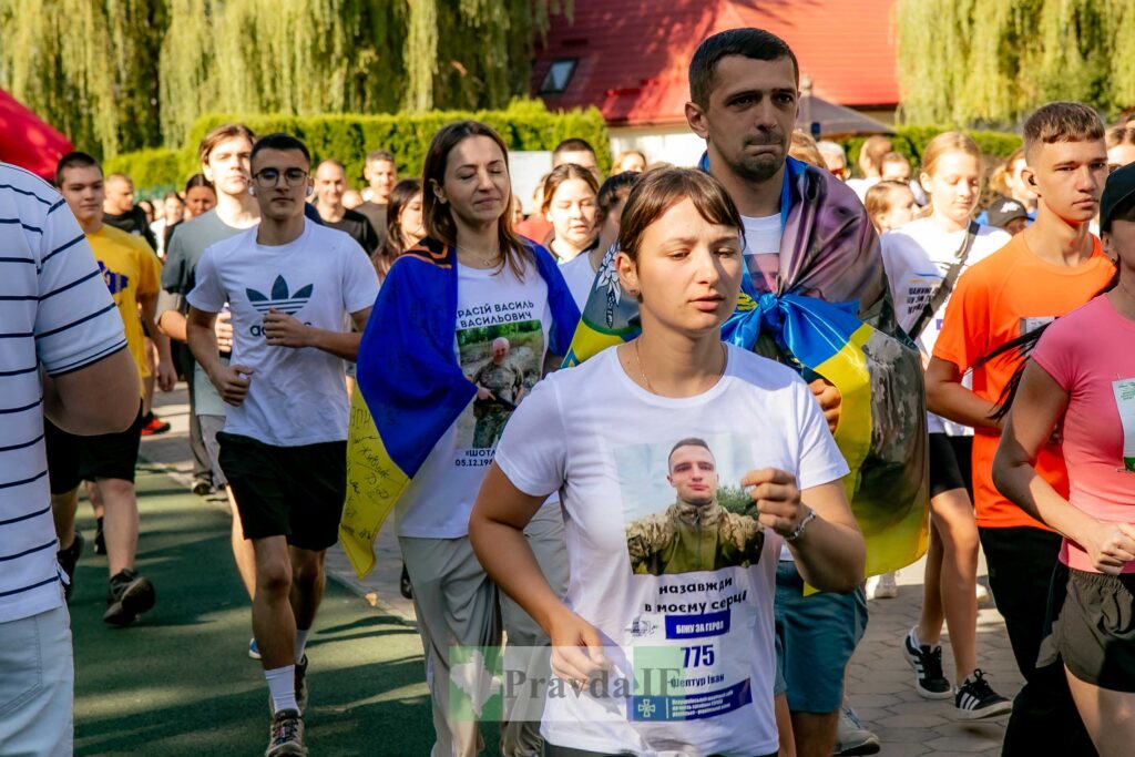 Люди в бігу під час заходу на вулиці.