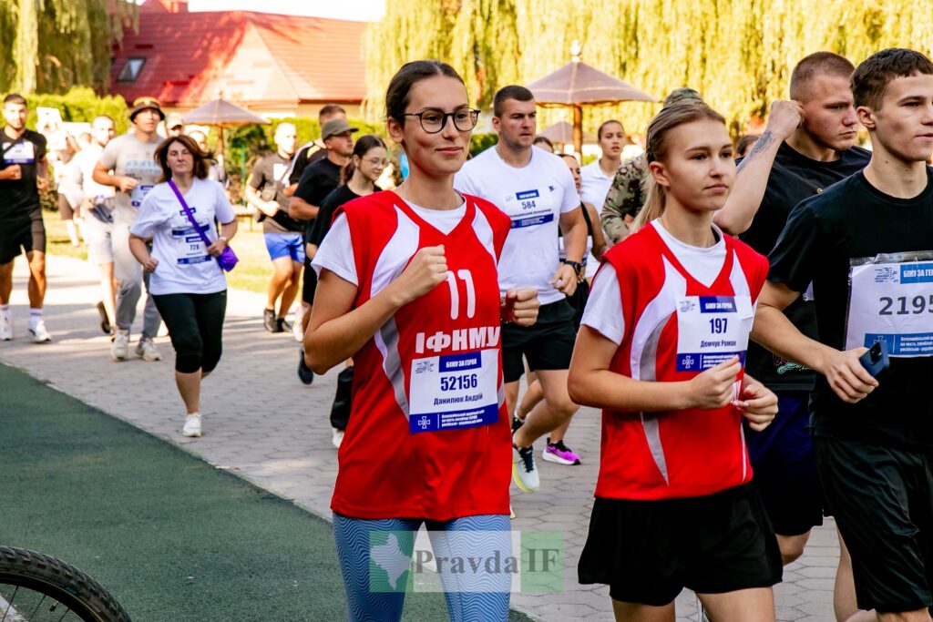 Група людей біжить на змаганнях в Івано-Франківську
