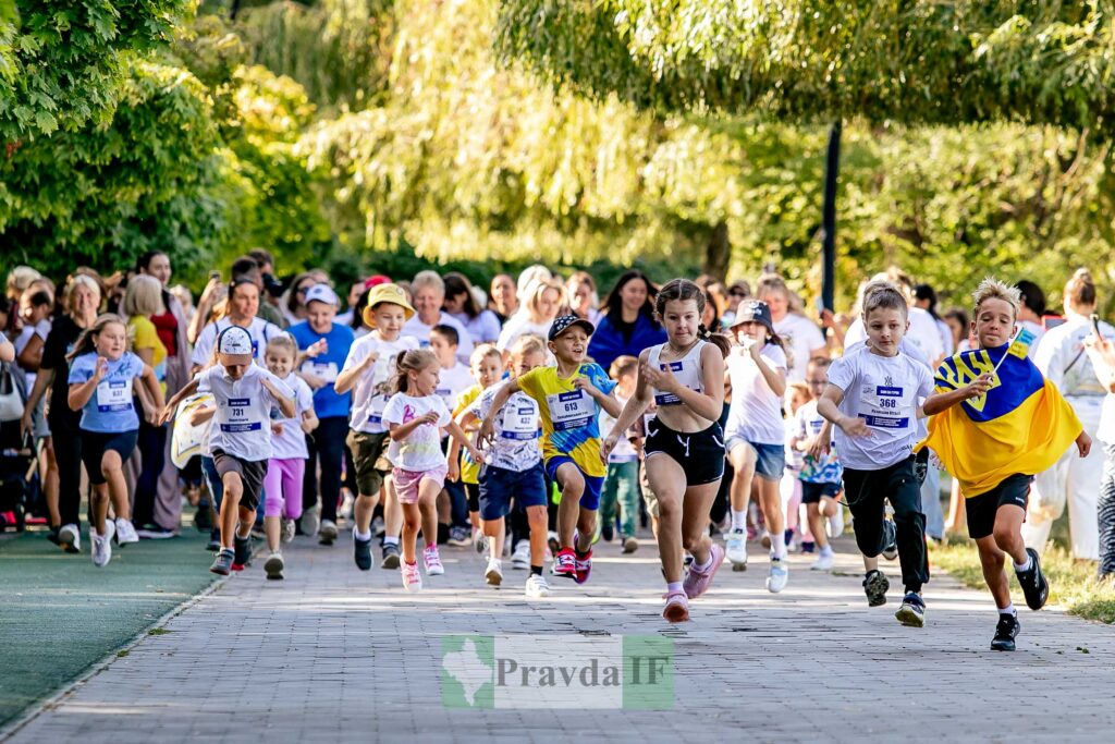 Діти біжать, спортивне змагання на свіжому повітрі.