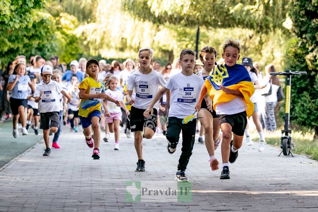 Діти біжать марафон у парку, Україна.